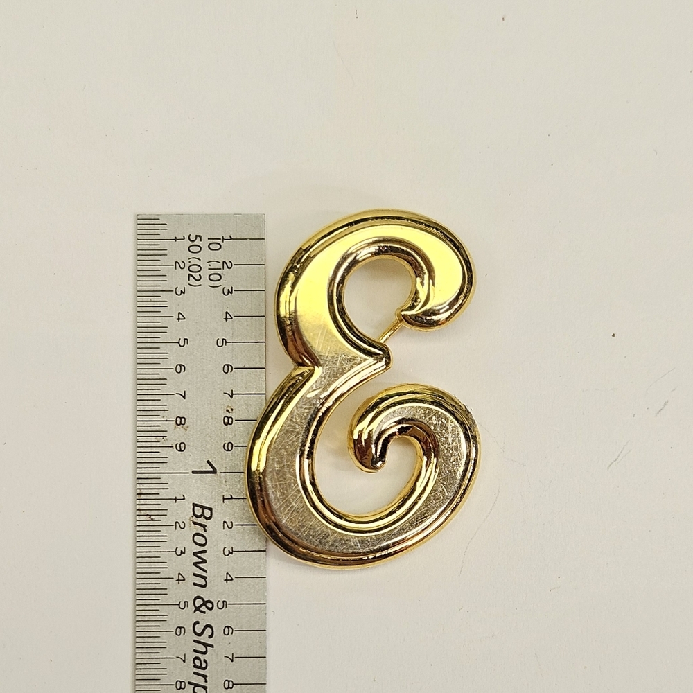 Gold Initial E Brooch - Picture 4 of 4